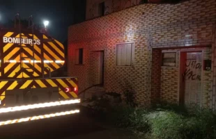 Incêndio atinge casa abandonada usada por moradores de rua em Içara