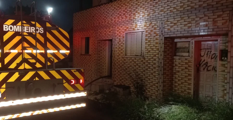 Incêndio atinge casa abandonada usada por moradores de rua em Içara
