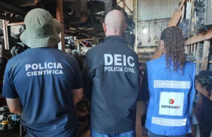 Loja de autopeças em Içara é alvo de operação da Polícia Civil; veículo desmontado e irregularidades são encontrados