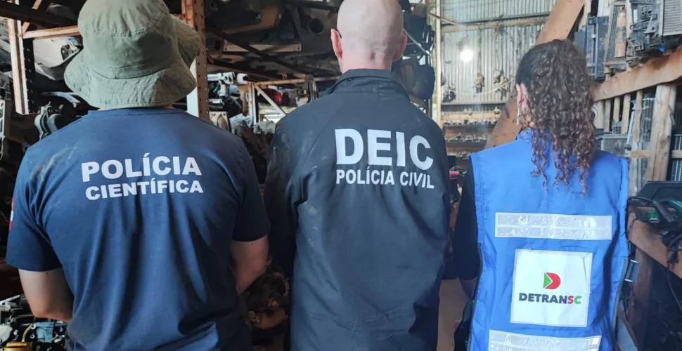 Loja de autopeças em Içara é alvo de operação da Polícia Civil; veículo desmontado e irregularidades são encontrados