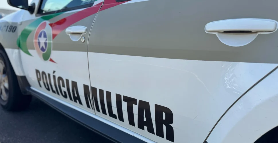 Trio é preso com drogas e arma carregada em Criciúma