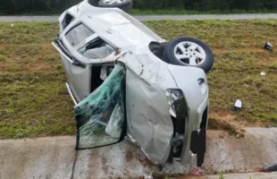 Jovem sai ilesa após capotar carro na Via Rápida, em Criciúma