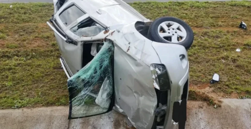 Jovem sai ilesa após capotar carro na Via Rápida, em Criciúma