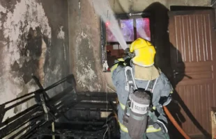 Incêndio destrói residência no bairro Morro dos Conventos, em Araranguá