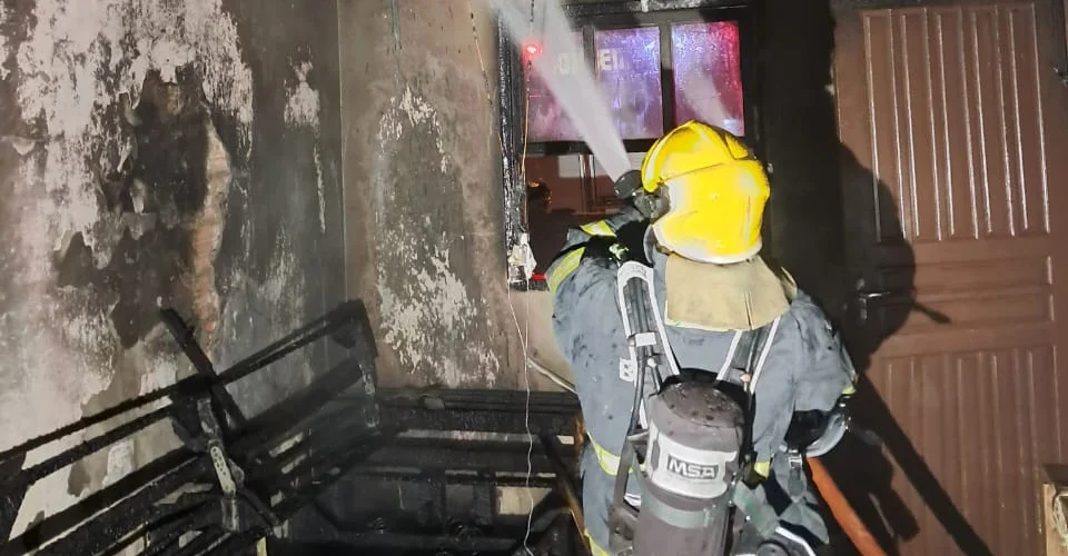 Incêndio destrói residência no bairro Morro dos Conventos, em Araranguá
