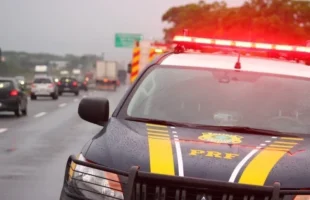 Motorista de aplicativo é presa com mais de 13 quilos de drogas na BR-101