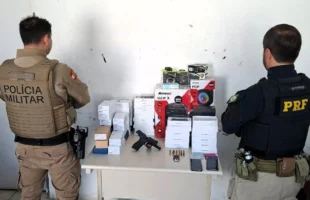 Trio é flagrado com 67 celulares furtados e arma em rodovia de SC