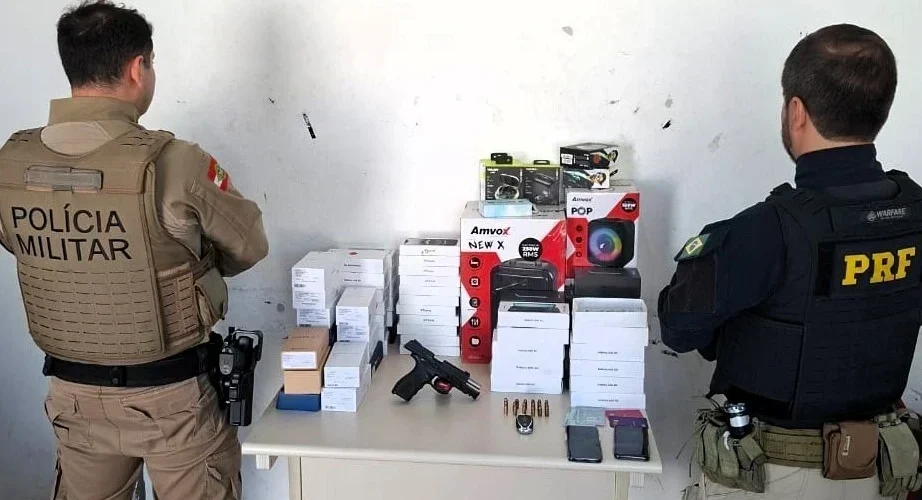 Trio é flagrado com 67 celulares furtados e arma em rodovia de SC
