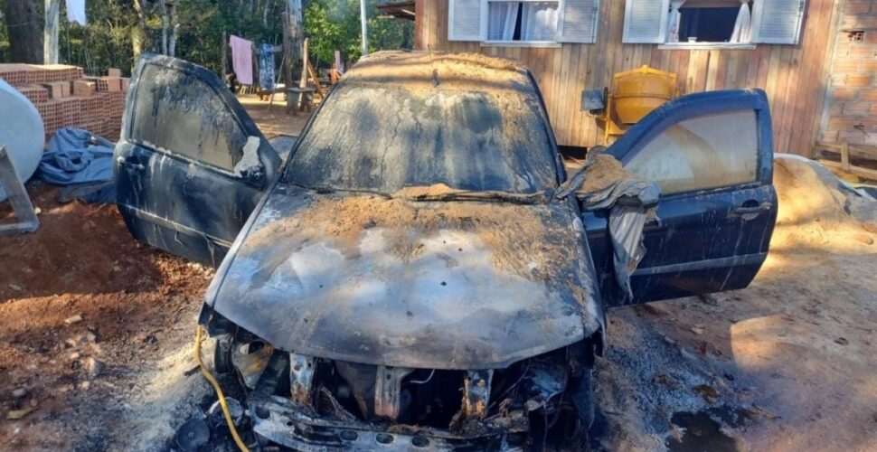Suspeito de maus-tratos a animais incendeia carro de denunciante e é preso em Jacinto Machado
