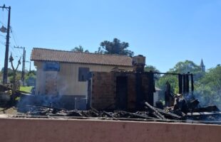 Incêndio destrói residência no bairro Itanema e família pede doações para recomeçar