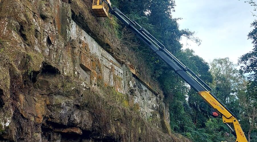 Obra Rara em Orleans Passa por “Cirurgia” de Limpeza a 20 Metros de Altura