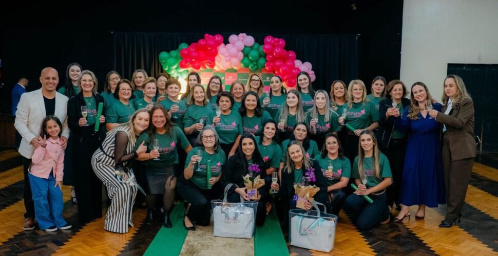Empoderamento e lágrimas: Mais de 60 mulheres se formam em programa pioneiro da Coorsel