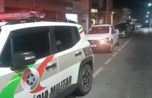 Dupla é presa após furtar carro em revenda de Orleans; quase R$ 900 e drogas foram apreendidos
