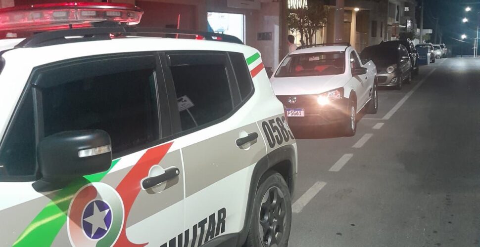 Dupla é presa após furtar carro em revenda de Orleans; quase R$ 900 e drogas foram apreendidos