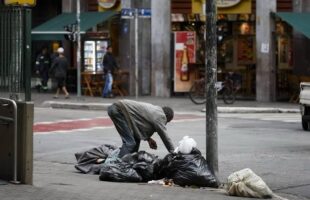 Homem se alimentava de comida estragada e recusa ajuda em ação social de Tubarão