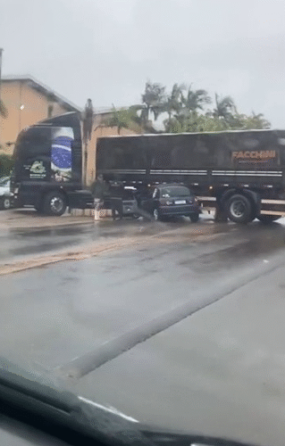 Colisão entre carro e carreta deixa motorista preso às ferragens em Içara