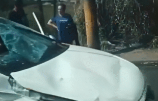 Carro capota após colisão no centro de Içara; ninguém ficou gravemente ferido
