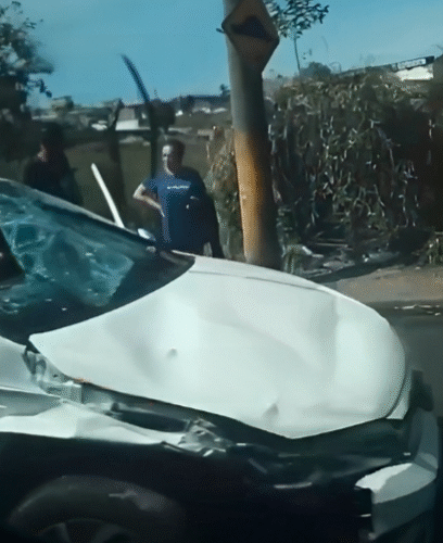 Carro capota após colisão no centro de Içara; ninguém ficou gravemente ferido