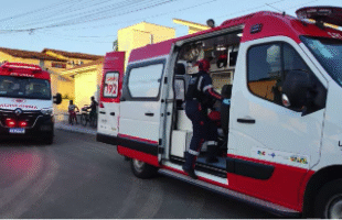Jovem sofre queda de moto em Siderópolis; SAMU de Lauro Müller presta primeiros socorros
