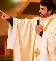 Noite de Fé e Música: Padre Fábio de Melo atrai multidão em show gratuito pelo centenário de Criciúma