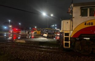 Choque entre ônibus e trem assusta moradores no Pinheirinho; passageira fica ferida