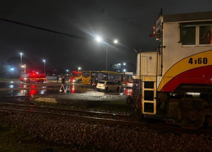 Choque entre ônibus e trem assusta moradores no Pinheirinho; passageira fica ferida
