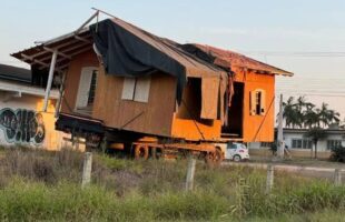 Nova lei de Jaguaruna exige autorização para transporte de casas de madeira e impõe regras rigorosas