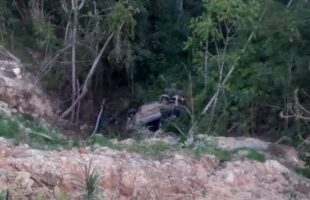 Queda brutal de 25 metros: motorista sobrevive milagrosamente após carro capotar na SC-108