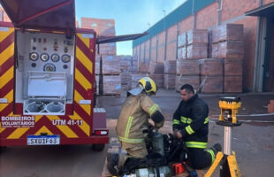 Incêndio consome galpão de cerâmica e mobiliza bombeiros por 10 horas em Jaguaruna