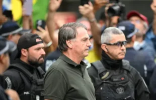 Bolsonaro deixa prisão em meio a crise de saúde e é levado às pressas para hospital