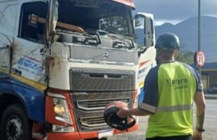 Motorista improvisa com capacete e dirige carreta sem para-brisa na BR-101