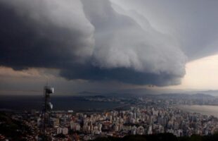 Alerta Máximo: SC emite alerta vermelho para risco de tornado e microexplosão