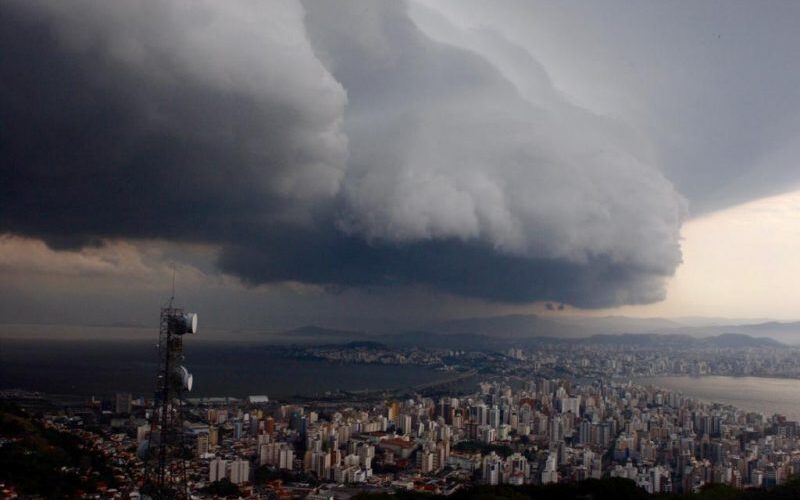 Alerta Máximo: SC emite alerta vermelho para risco de tornado e microexplosão