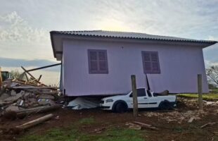Temporal Arranca Casa no Oeste de SC e a Deixa Suspensa Sobre Carro