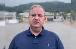 Ex-prefeito de Pescaria Brava deixa a prisão após mais de um ano, mas terá de usar tornozeleira eletrônica