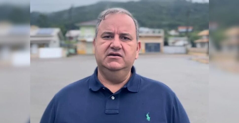 Ex-prefeito de Pescaria Brava deixa a prisão após mais de um ano, mas terá de usar tornozeleira eletrônica
