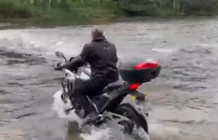Tentativa de Travessia em Ponte Invertida Termina com Motociclista Arrastado por Correnteza