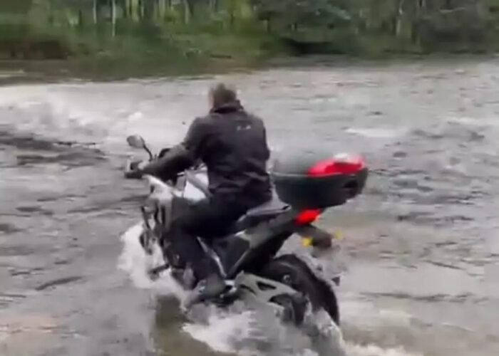 Tentativa de Travessia em Ponte Invertida Termina com Motociclista Arrastado por Correnteza