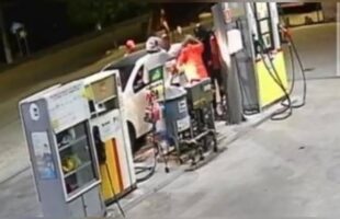 Dupla assalta posto em Tubarão, rouba dinheiro, bebidas e doces, mas é presa horas depois