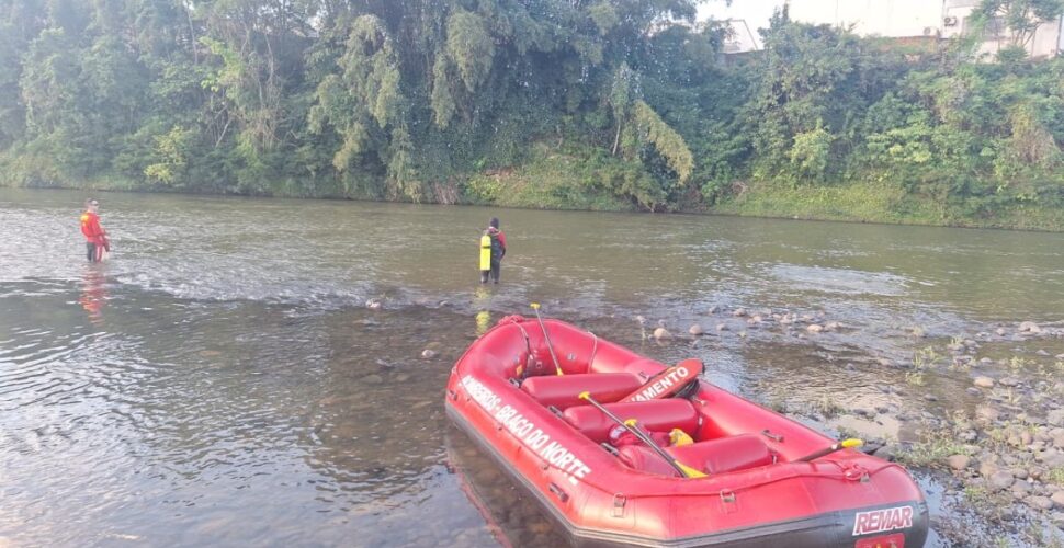Jovem desaparece nas águas do Rio Braço do Norte; buscas serão retomadas na segunda-feira