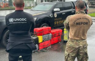 PF e PM de SC apreendem 270 kg de cocaína escondidos no casco de navio em Imbituba