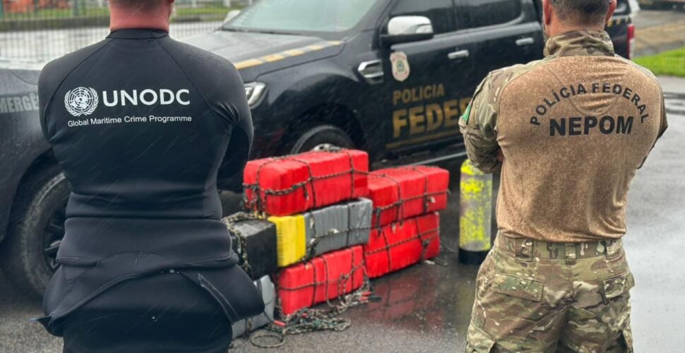 PF e PM de SC apreendem 270 kg de cocaína escondidos no casco de navio em Imbituba