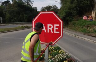 Serviços de roçada, limpeza e lavagem de placas são realizados na SC-446, em Lauro Müller