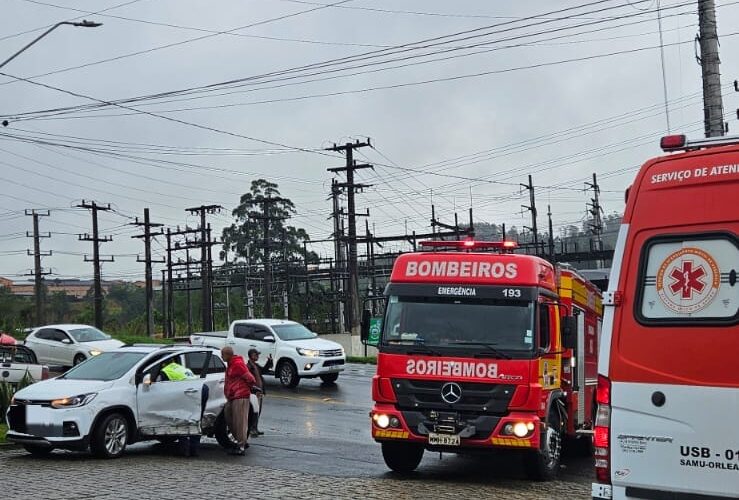 Acidente entre dois veículos deixa motorista ferido na SC-108, em Orleans