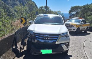 Veículo colide em mureta na Serra do Rio do Rastro sem deixar feridos