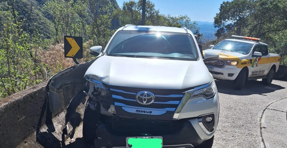 Veículo colide em mureta na Serra do Rio do Rastro sem deixar feridos