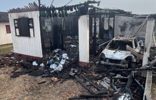 Residência é destruída por incêndio na madrugada em Orleans