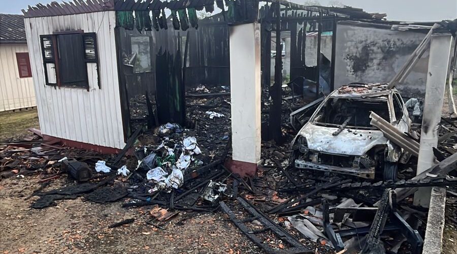 Residência é destruída por incêndio na madrugada em Orleans