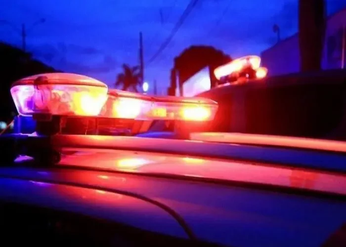 Mulher danifica carro do ex-companheiro com madeira e faca em Braço do Norte