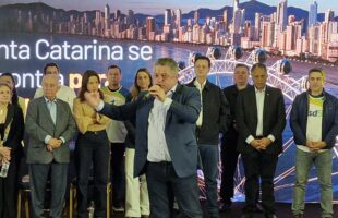 Em evento lotado no litoral, PSD nacional aponta João Rodrigues para governador e critica condenação de Bolsonaro
